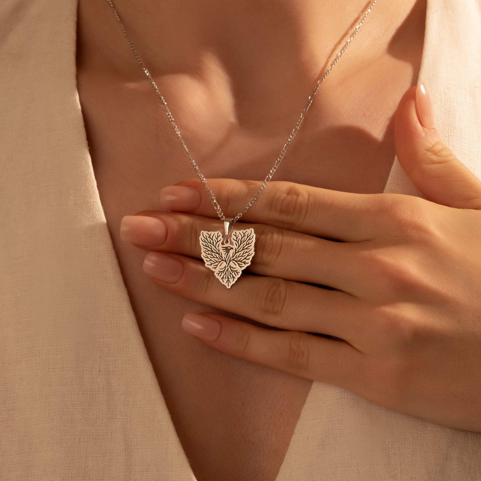 Botanical Leaf Pendant Necklace – Nature-Inspired Jewelry