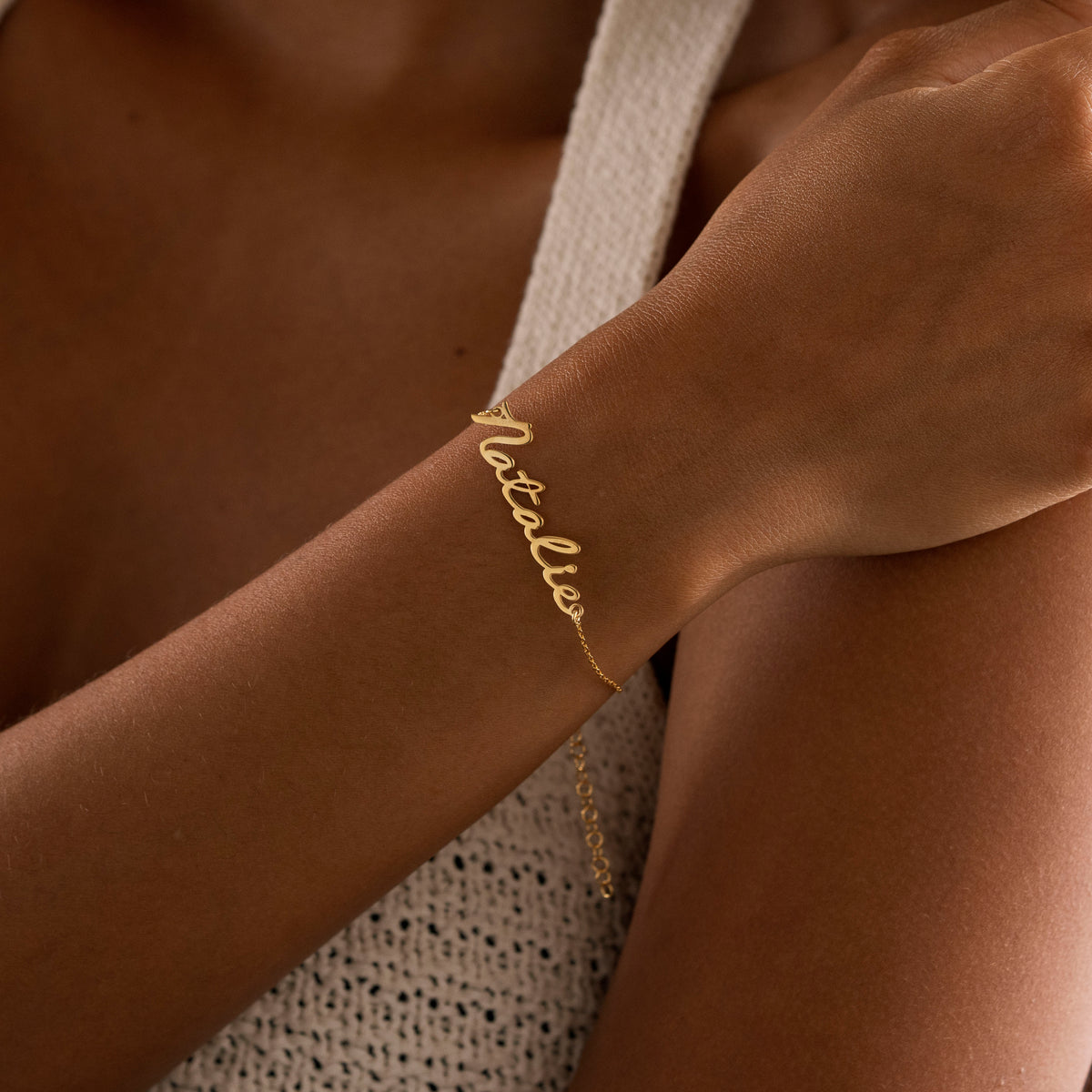 Gold name bracelet detail – view 6
