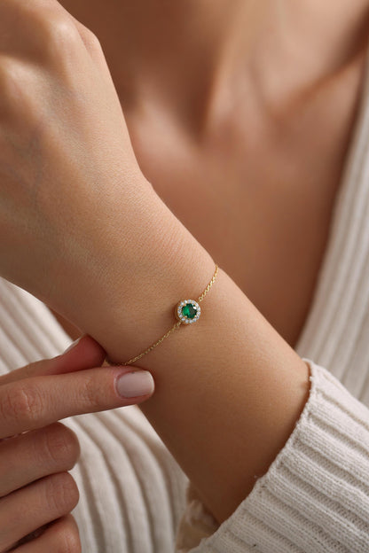 Single emerald bezel bracelet close up