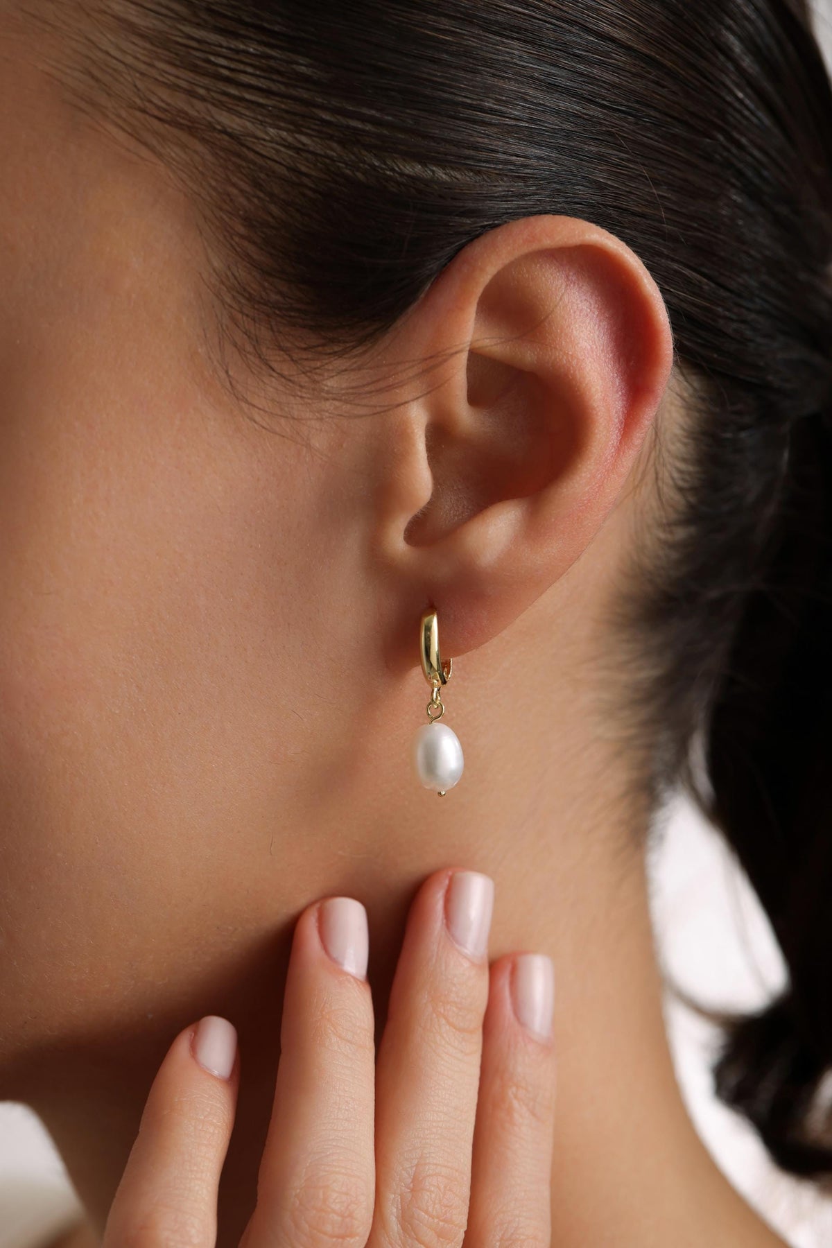 Pearl drop earring close up