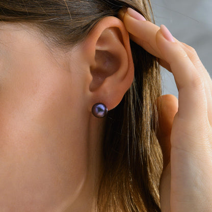 Black pearl earrings detail