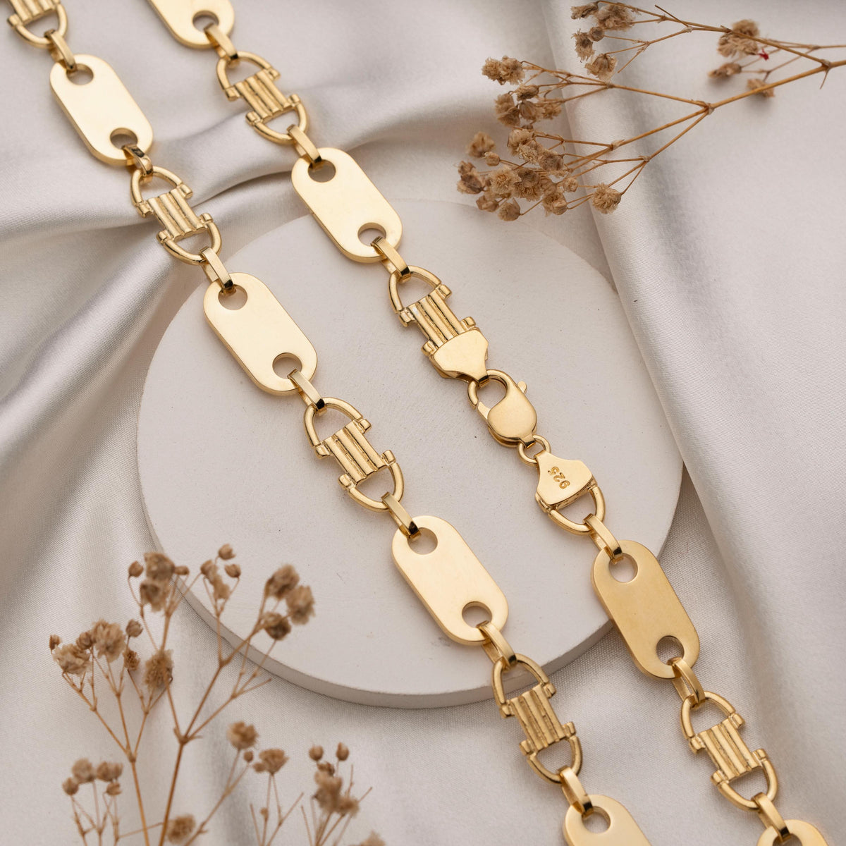 Angular chain links detail