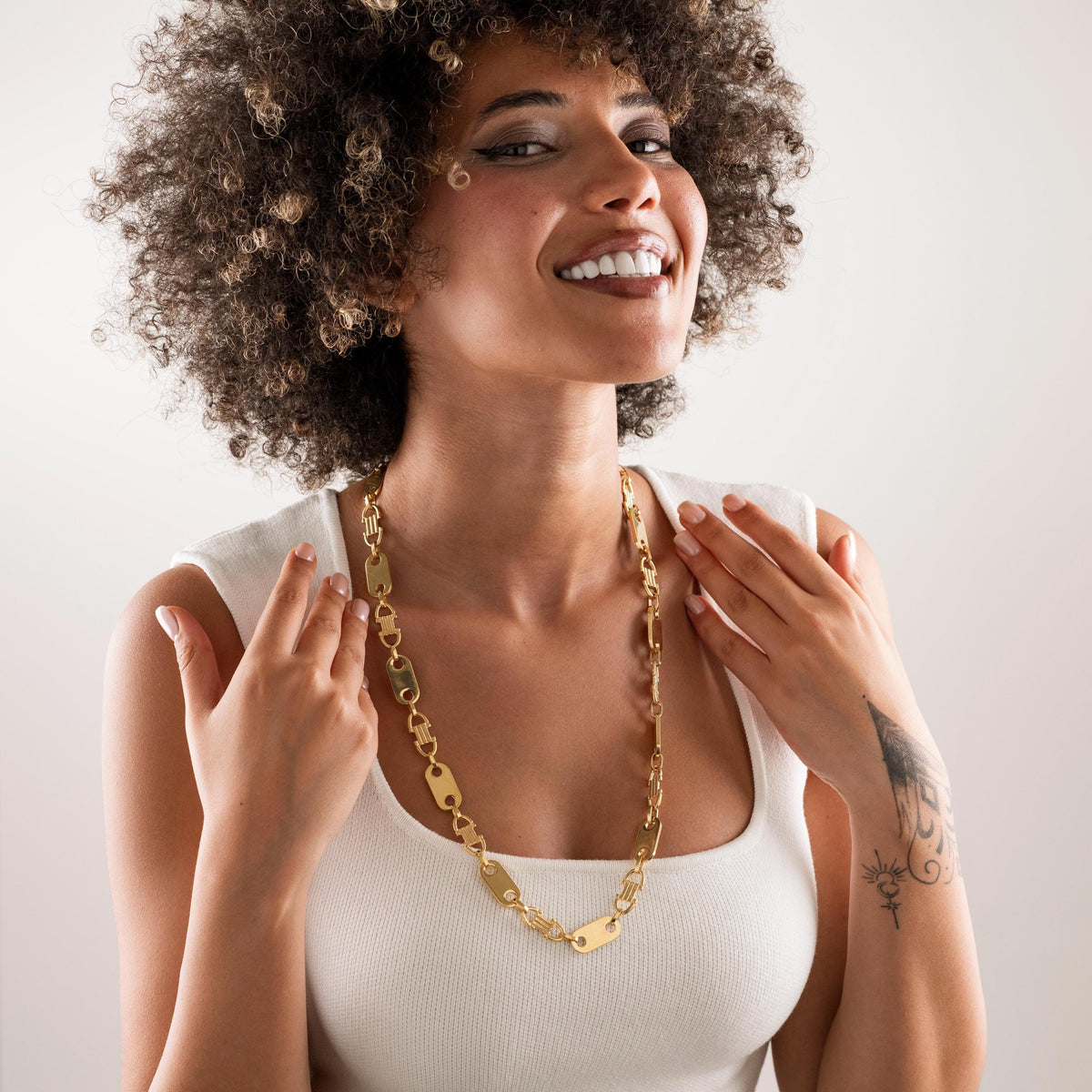 Bold geometric chain close view