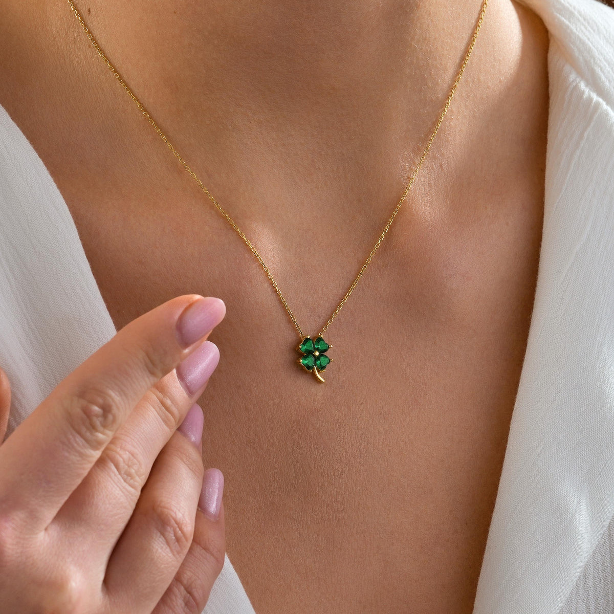 Clover pendant with a green centre stone