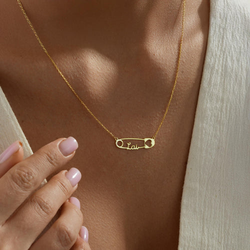 Safety pin necklace in gold with an engraved name
