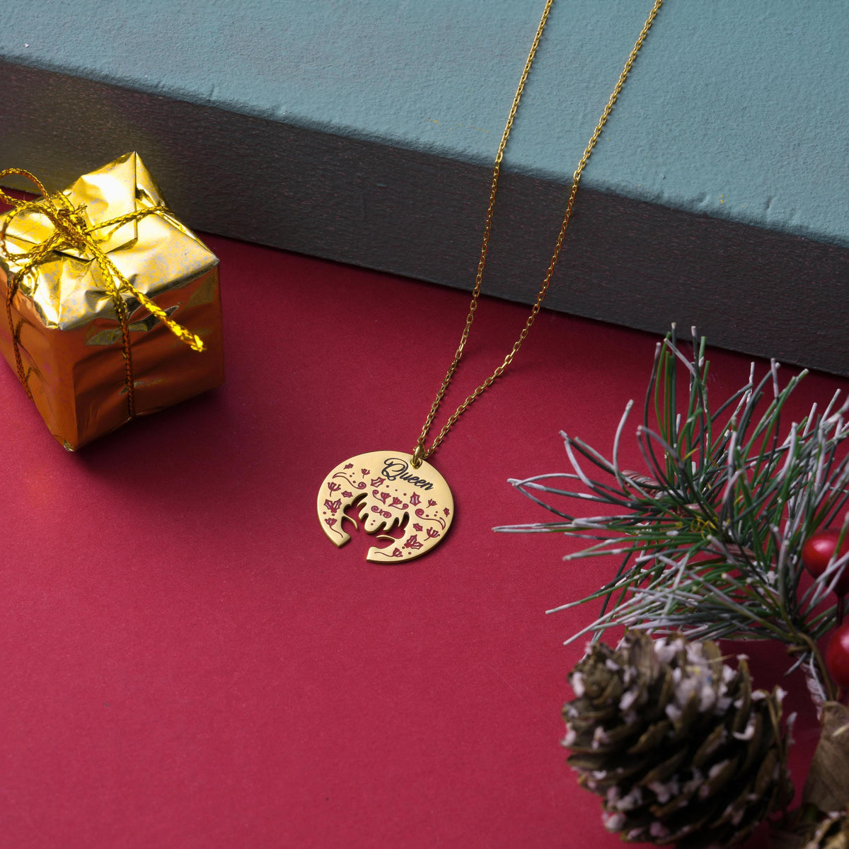 Custom name reindeer pendant close view