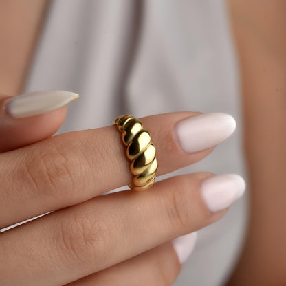 Twisted statement band close view