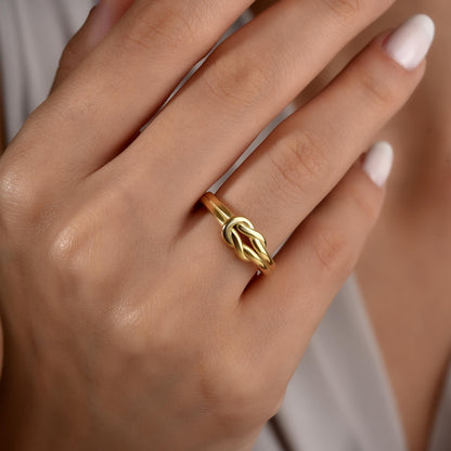 Knot ring in 18K gold plated finish