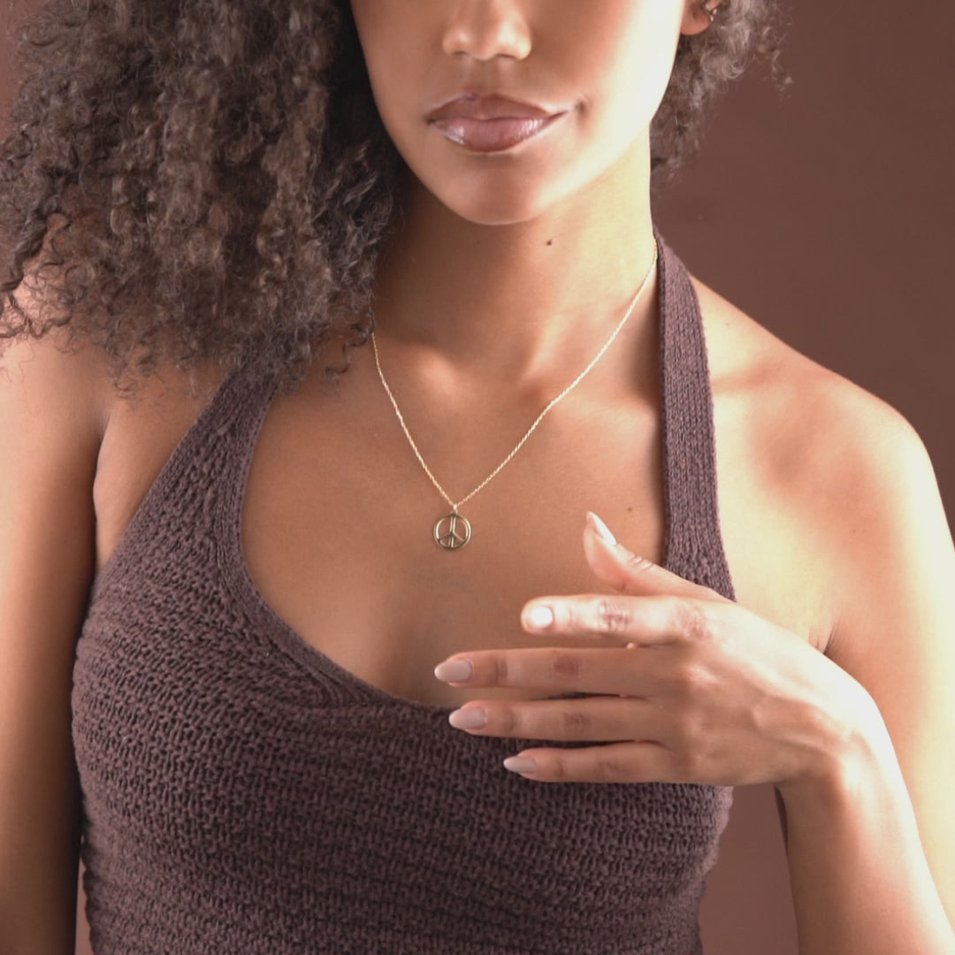 Video showing the minimalist peace sign necklace