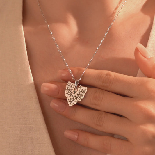 Botanical Leaf Pendant Necklace – Nature-Inspired Jewelry